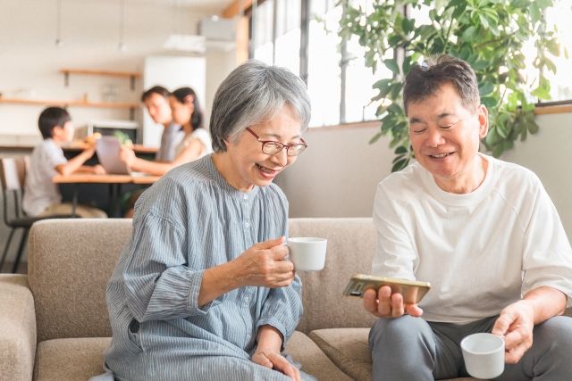 武庫之荘にあるインターネット対応の賃貸物件でスマホを見ている老夫婦の画像